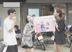 Thí sinh hạnh phúc nhất hôm nay: Được bạn bè mang hẳn poster to đùng đến cổng trường thi, quan trọng là ảnh không hề dìm!