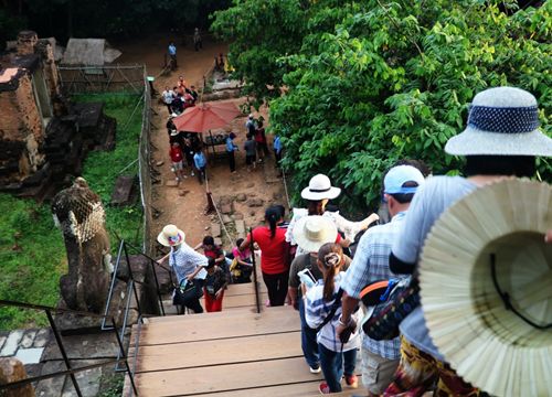 Thử một lần lên đỉnh Bakheng ngắm hoàng hôn