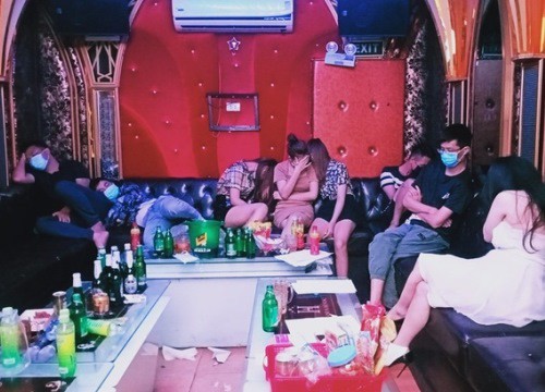 "Bay lắc" bất chấp dịch Covid-19, 4 dân chơi bị "gom" tại quán karaoke