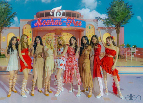 Twice cả MV mặc đẹp long lanh, đến váy được 'chế' của Mina trông chán hẳn