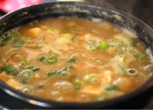 Cách nấu canh tương đậu "doenjang jjigae" đúng điệu Hàn Quốc