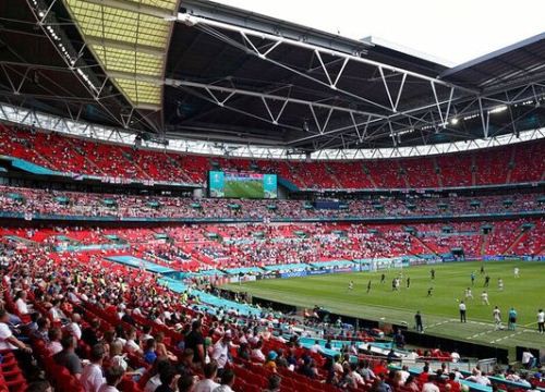 CĐV rơi từ khán đài sân Wembley