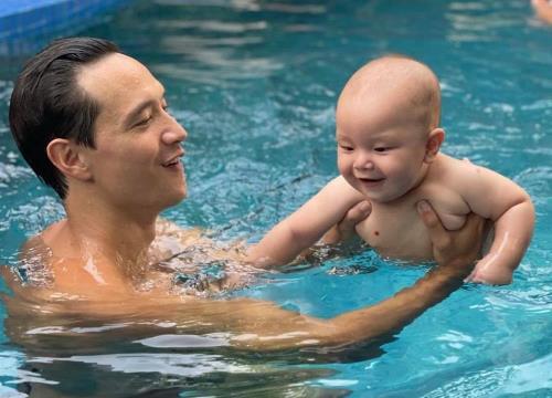 Kim Lý đưa quý tử đi bơi, dân mạng soi khoảnh khắc 'như 2 giọt nước'