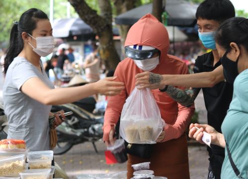 Người Hà Nội đi chợ sớm mua rượu nếp, bánh tro ngày tết Đoan Ngọ