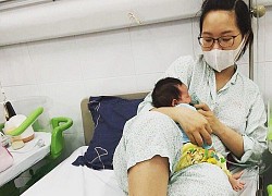 Bé 13 ngày tuổi nhiễm virus RSV, mẹ quặn lòng nhìn con trong tình trạng "người xanh ngắt, lủng lẳng dây xông cắm vào miệng"