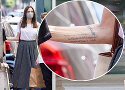 Angelina Jolie khoe hình xăm mới