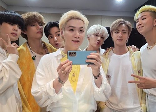 ARMY dậy sóng khi BTS diễn cùng vũ công nữ