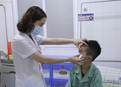 Bé trai xuất huyết nội nhãn do sợ COVID-19