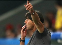 HLV Joachim Low lại ngửi ngón tay