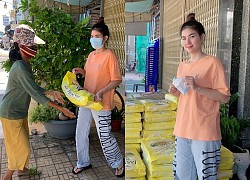 Kha Ly phát một tấn gạo cho người dân ở quê