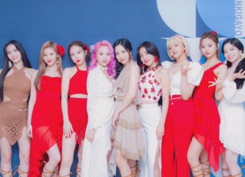 Một thành viên Twice liên tục "phá game", bị stylist "dí" đồ vừa già vừa lộ dáng kém đẹp