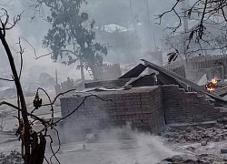 Ngôi làng Myanmar cháy rụi vì giao tranh