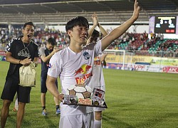 Người phụ nữ khóc sướt mướt khi nghe câu chuyện của cầu thủ Minh Vương ở đội tuyển Việt Nam: "Thấy nó thương thương, thấy tội tội, nhìn thấy khổ"