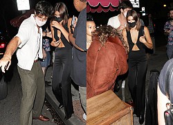 Siêu mẫu Kaia Gerber "diện hở" cùng bạn trai đi dự tiệc sinh nhật