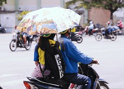 Sử dụng ô khi đi xe máy có bị phạt không?