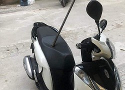 Thanh sắt rơi từ trên cao xuống đâm xuyên yên xe máy SH, hình ảnh hiện trường khiến tất cả sởn gai ốc