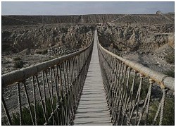 Tròn mắt kinh ngạc xem người Peru cứu cây cầu 500 tuổi bằng cách đan lại bằng tay