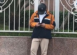 Vợ không ôm khi đi xe, chồng dỗi tấp vào lề đường đứng đọc truyện