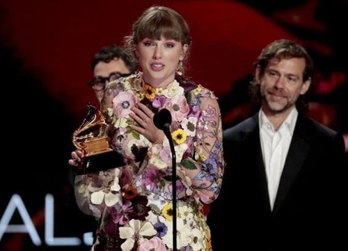 Vừa có tin đồn Taylor Swift hợp tác với 1 sao Kpop, fan đoán ngay là BLACKPINK vì biên đạo "ruột" có hành động quá đáng ngờ