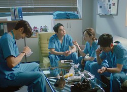 5 chi tiết siêu lố của Hospital Playlist 2 tập 1: Jun Wan bị ăn... giấy vệ sinh còn chưa "hề" bằng màn "trừ tà" với nước lọc!