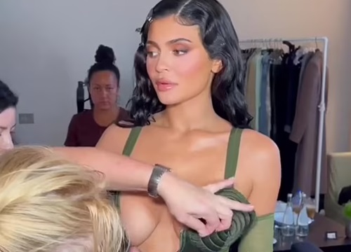 Fan đứng tim lo Kylie-Jenner rớt vòng một nặng trĩu dưới dây áo mỏng