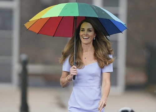 Kate Middleton diện váy tím mộng mơ đi dưới mưa