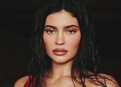 Kylie Jenner tiêm dày môi vì bị chê môi mỏng lúc hôn