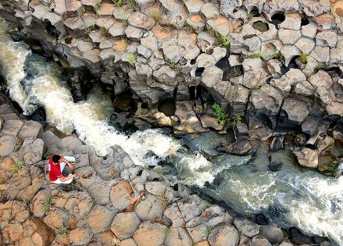 Phát hiện suối đá 'tổ ong' kỳ lạ ở Gia Lai