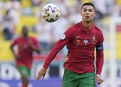 Ronaldo đánh gót chuyền bóng không cần nhìn