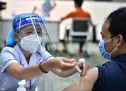 Thứ trưởng Bộ Y tế: 'Phải đảm bảo an toàn trên từng mũi tiêm vaccine'