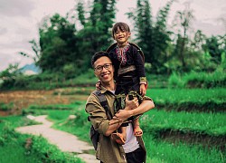 Travel blogger bước ra từ quân đội, đi đâu cũng mang theo Quốc kỳ Việt Nam