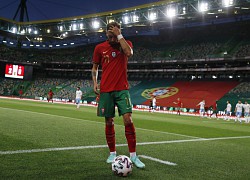 Bruno Fernandes dưới cái bóng của Ronaldo