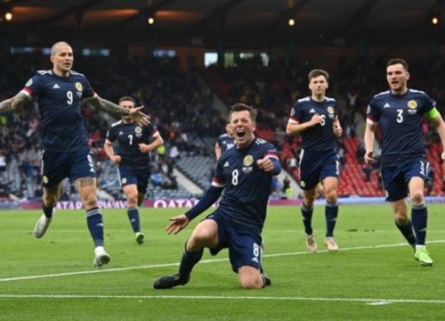 Callum McGregor tung cú sút uy lực để gỡ hòa cho ĐT Scotland