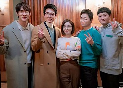 Chuyện tình của F5 'Hospital Playlist 2': Seok Hyung 'bơ vơ đứng giữa hai dòng nước', Ik Jun bị từ chối thẳng thừng