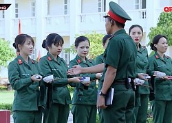 Độc quyền: Mũi trưởng Long dịu dàng lau vết kem cho Hậu Hoàng ở hậu trường MV 'Xe anh đến đâu em theo đến đó'