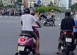 Dựng xe máy, vắt chân ngủ giữa ngã tư, đàn ông tỉnh giấc 'mơ màng' khi đánh thức bởi CSGT