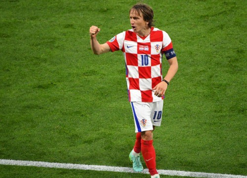 Euro 2020: Modric ghi siêu phẩm đưa Croatia lách qua khe cửa hẹp; Tam sư vững ngôi đầu nhờ "chân gỗ"