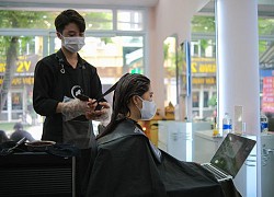 Giới trẻ Hà Nội vội đi làm nail, gội đầu ngay ngày mở cửa trở lại