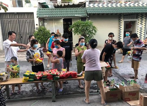 Hóc Môn bị phong tỏa, bà chị bán tạp hóa "phá kho" đem phát cho chòm xóm, Sài Gòn dễ thương quá đỗi!