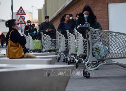 Italy bỏ quy định bắt buộc đeo khẩu trang ở 'vùng trắng' COVID-19