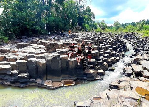 Mê đắm vẻ đẹp hoang sơ của suối đá núi lửa Ia Ruai