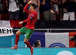 Ronaldo bị CĐV ném chai nước ngọt