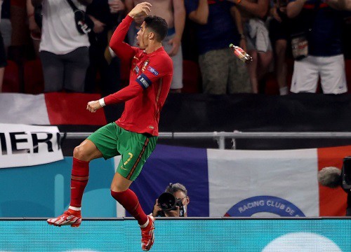 Ronaldo bị CĐV ném chai nước ngọt