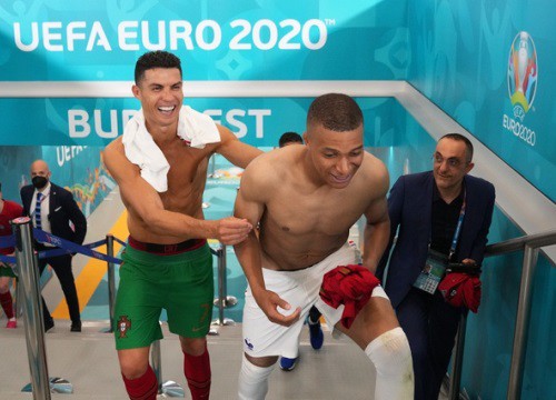 Ronaldo vui vẻ đổi áo với Mbappe