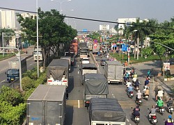 Thùng container lật ngang đường ở Sài Gòn, giao thông ùn ứ nhiều km