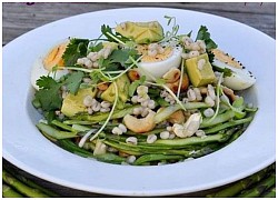 Trưa nay ăn gì: Salad măng tây giòn ngọt thanh mát cho mùa hè