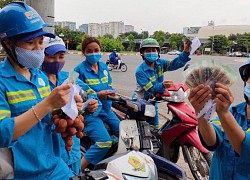 Công nhân vệ sinh môi trường bị nợ lương trong phóng sự của VTV rưng rưng cảm động khi nhận tiền ủng hộ