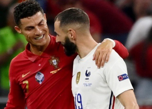 Hành động hài hước của Ronaldo với Benzema