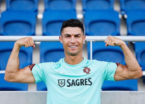 Đồng đội xác nhận C. Ronaldo 'uống cả lít nước lọc'