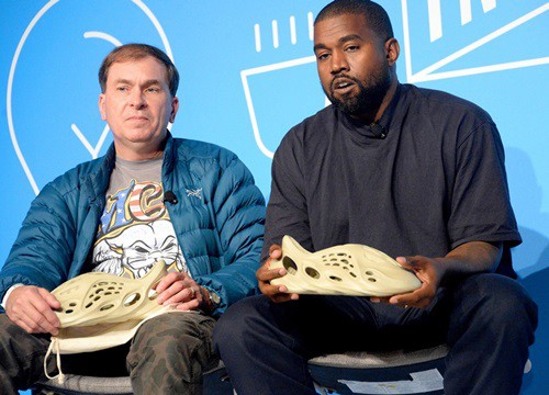 Kanye West kiện Walmart vì bán giày Foam Runner giả